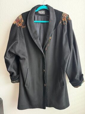 Vintage Portrait Coat with Foliage Pattern Shoulder Accents